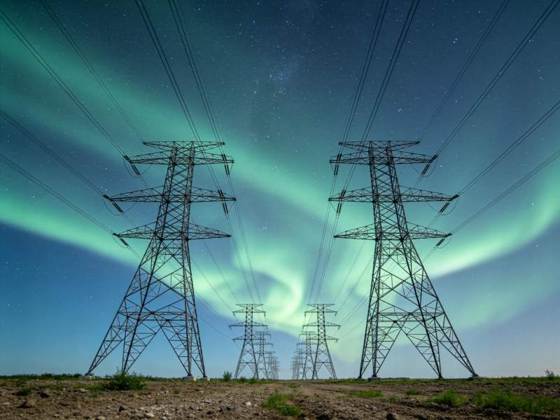 极光下的电网奇景图片