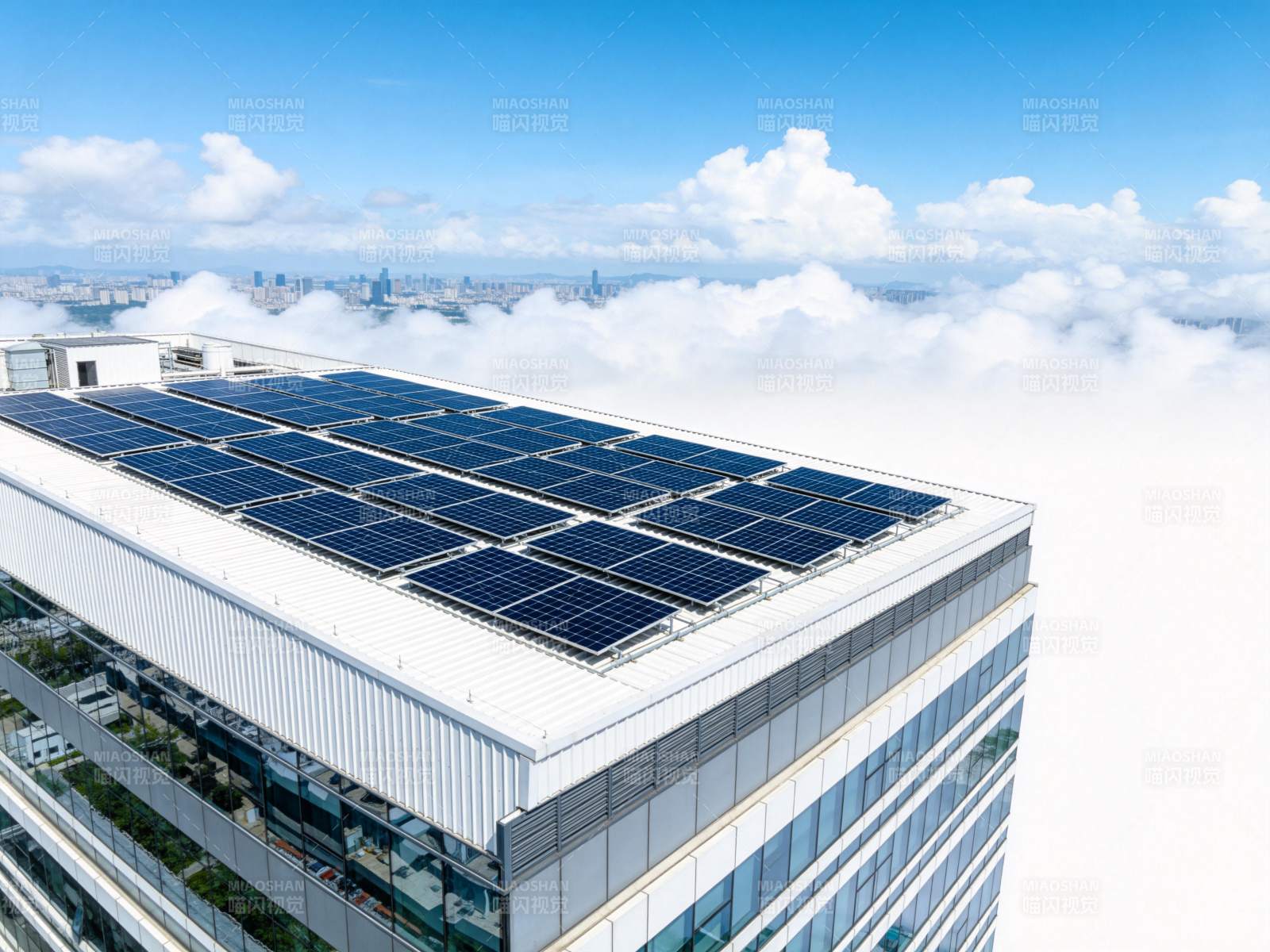 高楼顶上的太阳能板图片