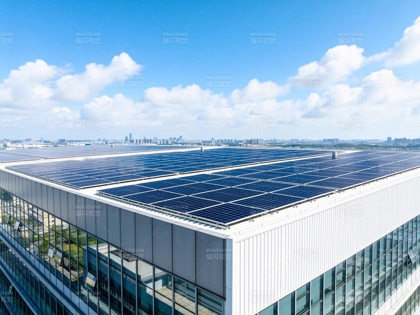 现代建筑屋顶铺设整齐太阳能光伏板图片