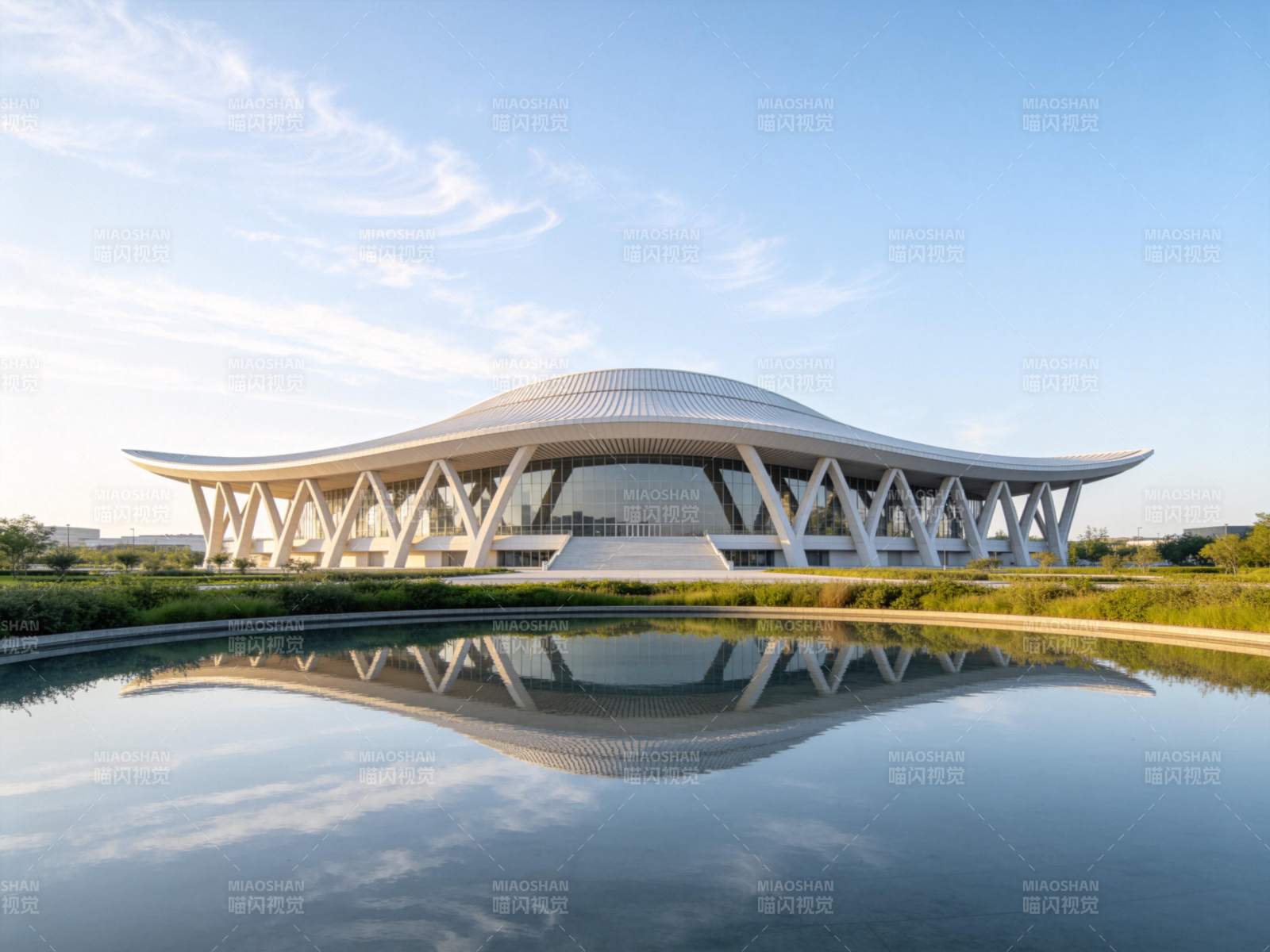 现代建筑倒影湖中图片