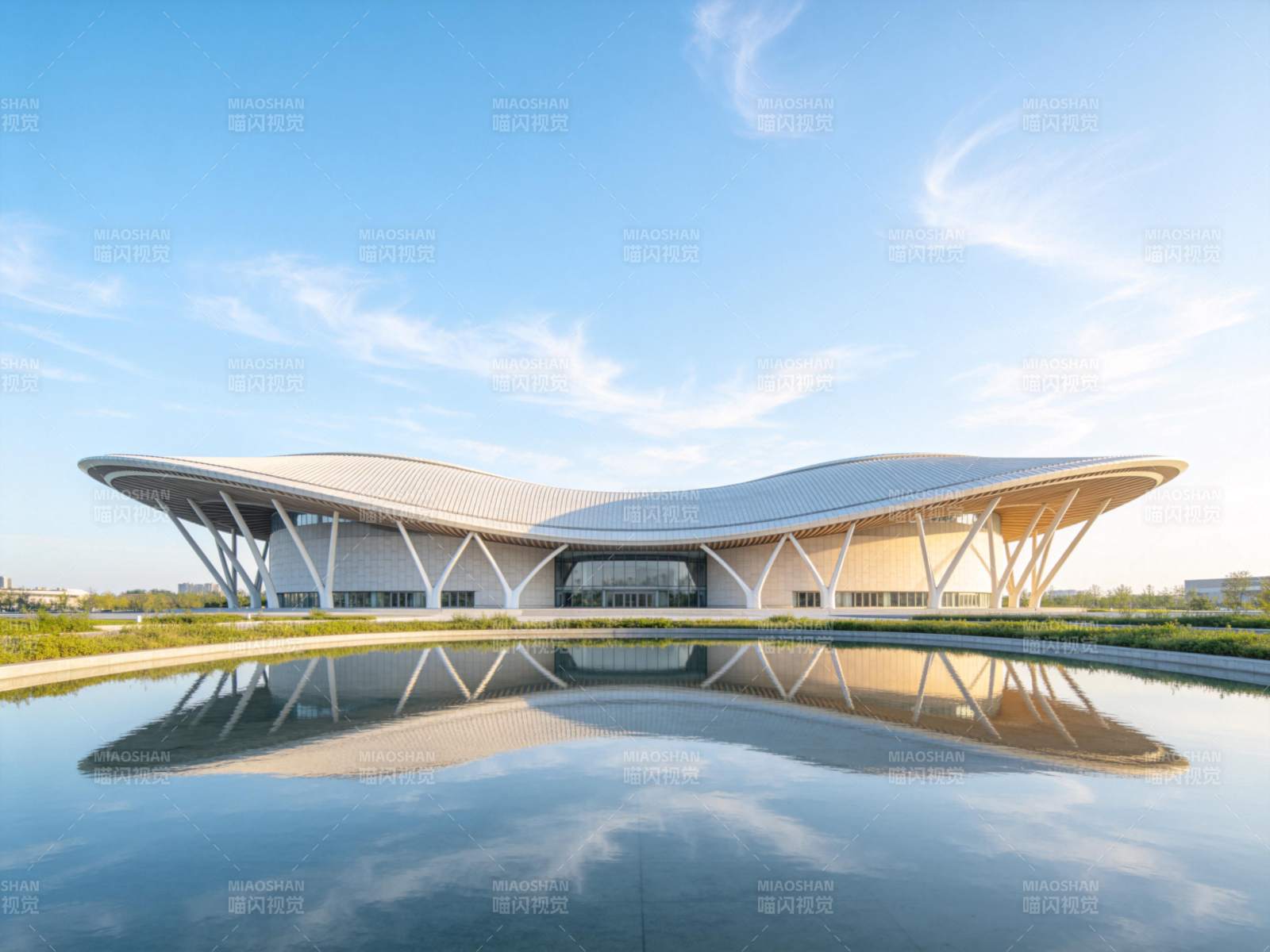 现代建筑倒影湖中图片