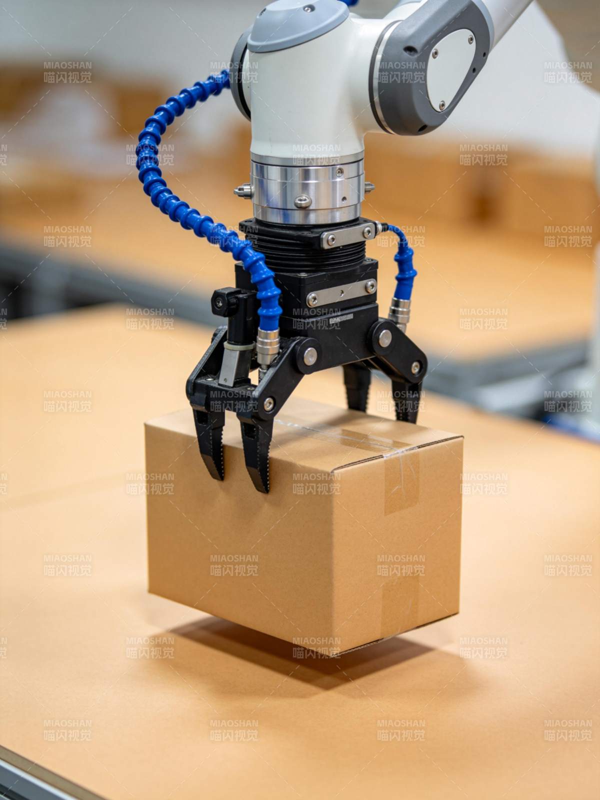 工业机械臂抓取纸箱作业场景图片