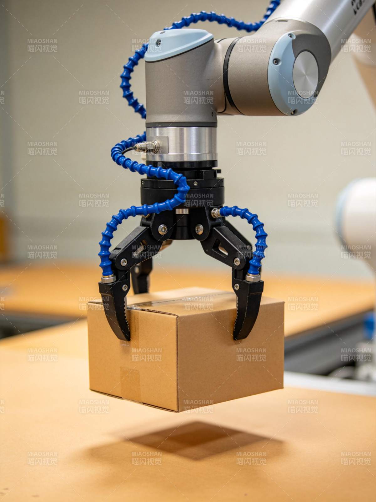 机械臂抓取纸箱图片