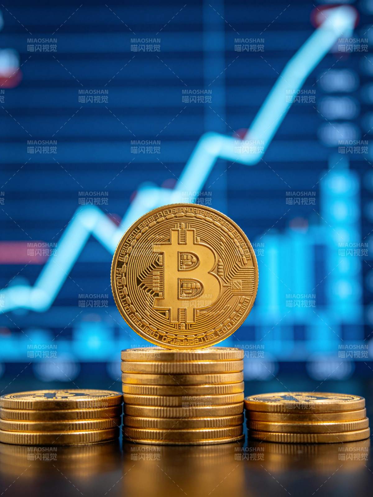 金色比特币硬币堆叠与上升趋势图表背景图片