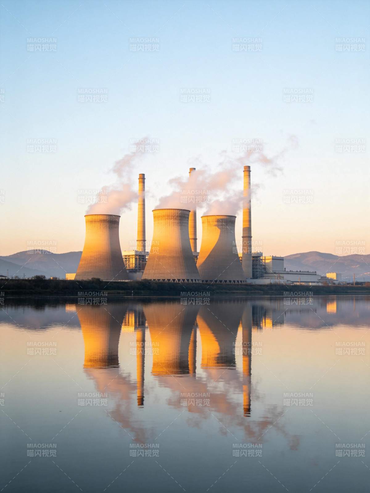 冷却塔群在水面倒影中的工业景观图片