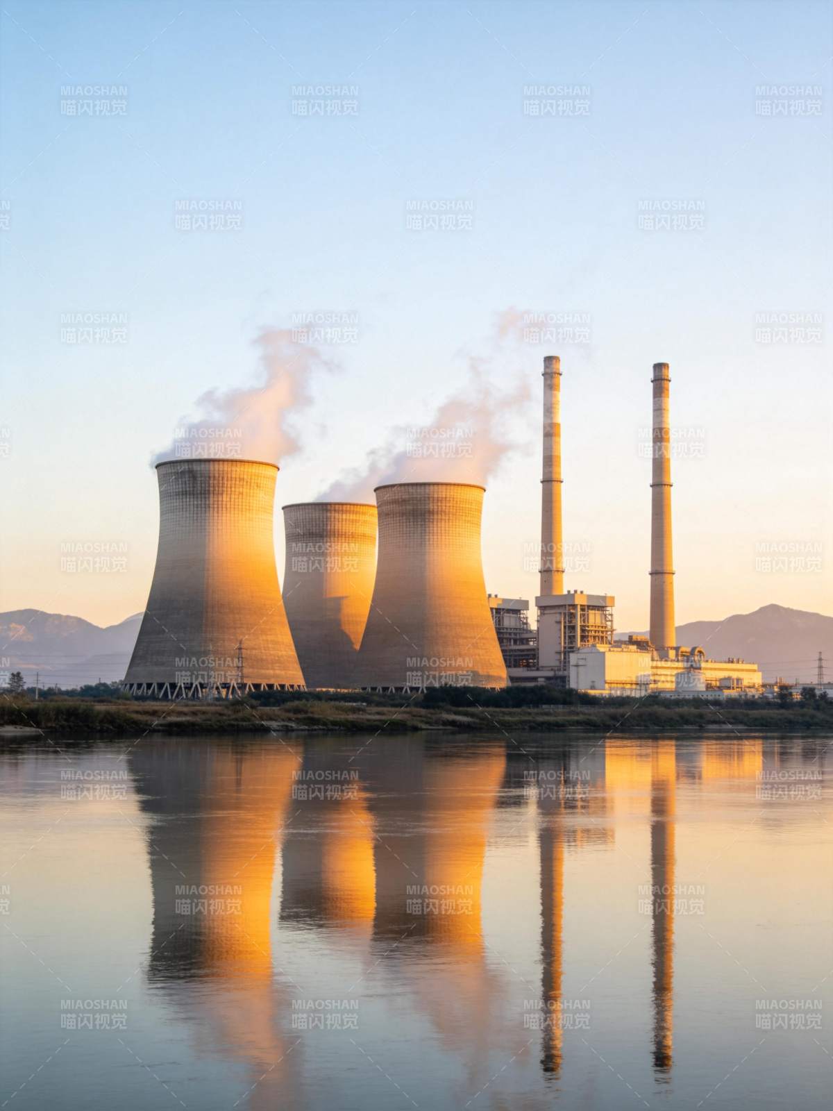 电厂晨曦倒影图片