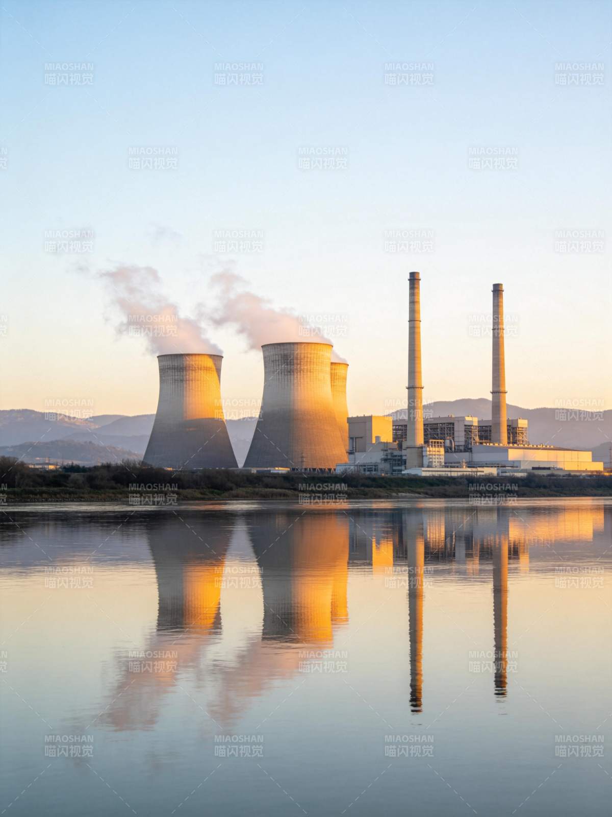 电厂晨曦倒影图片