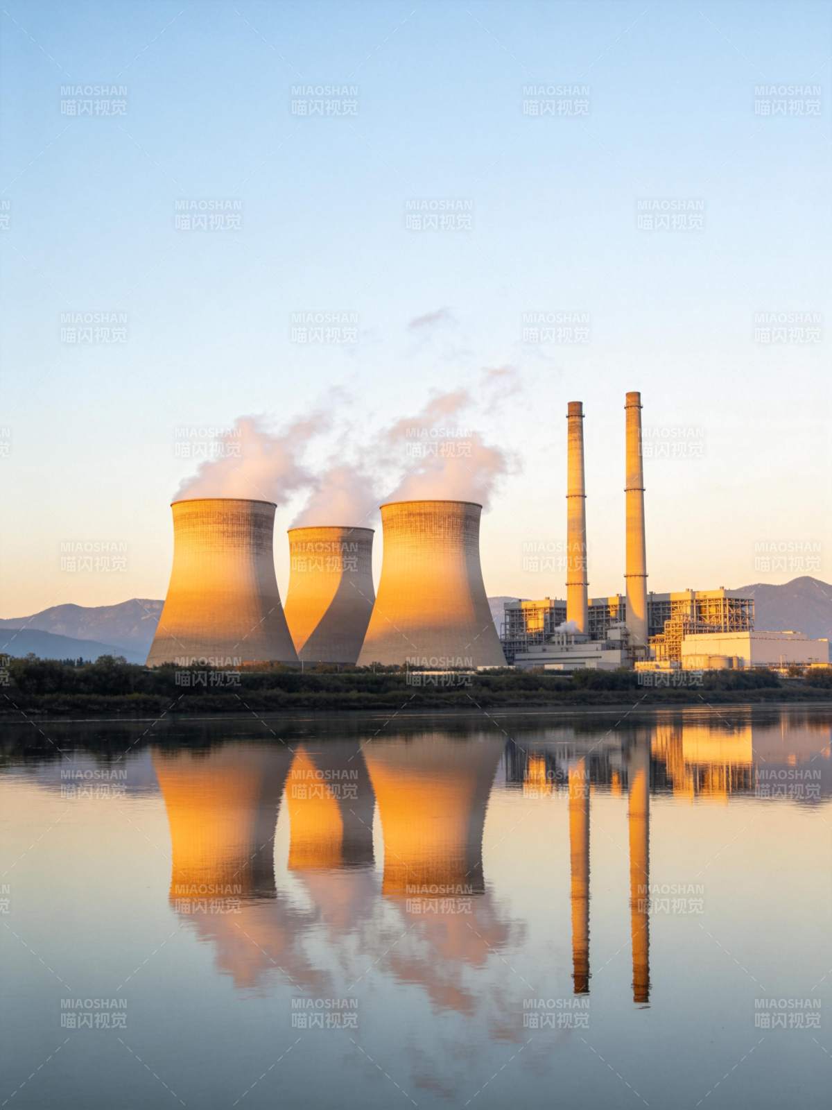 电厂晨曦倒影图片