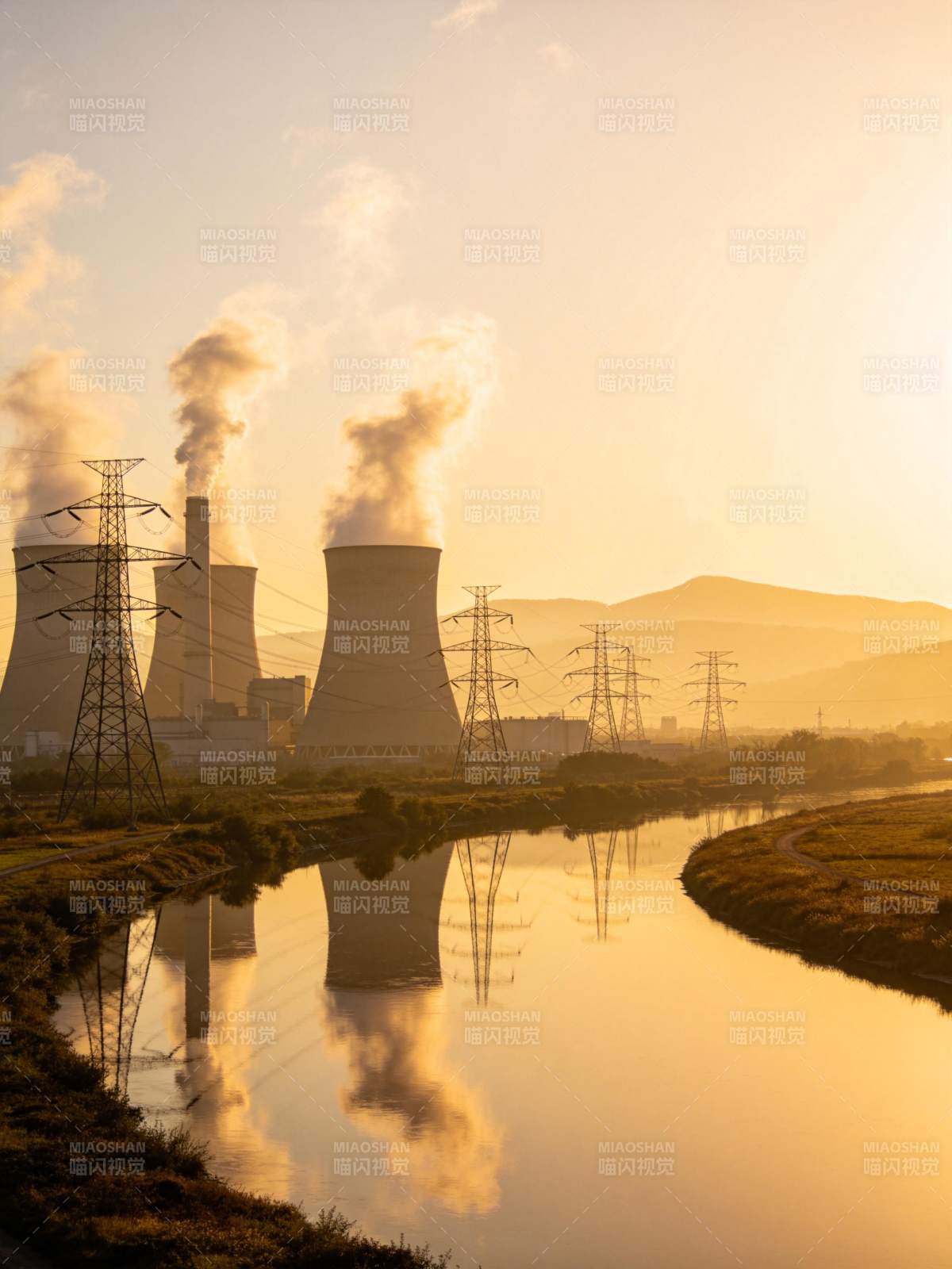 夕阳下的核电站图片