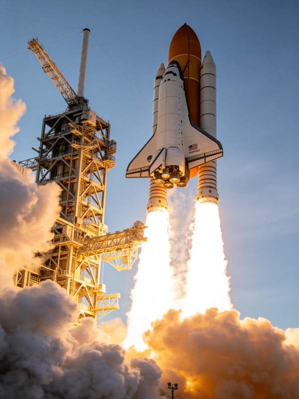 航天飞机点火升空瞬间发射场景图片