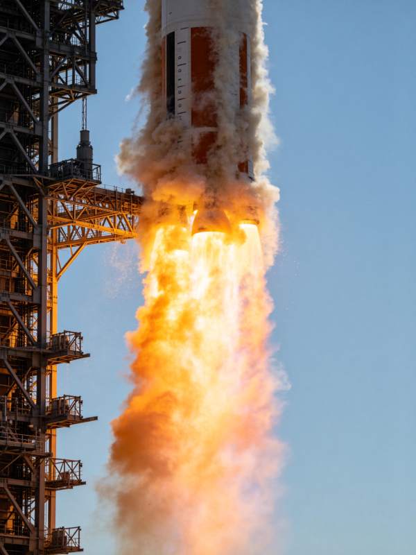 火箭点火升空瞬间喷射火焰与烟雾图片