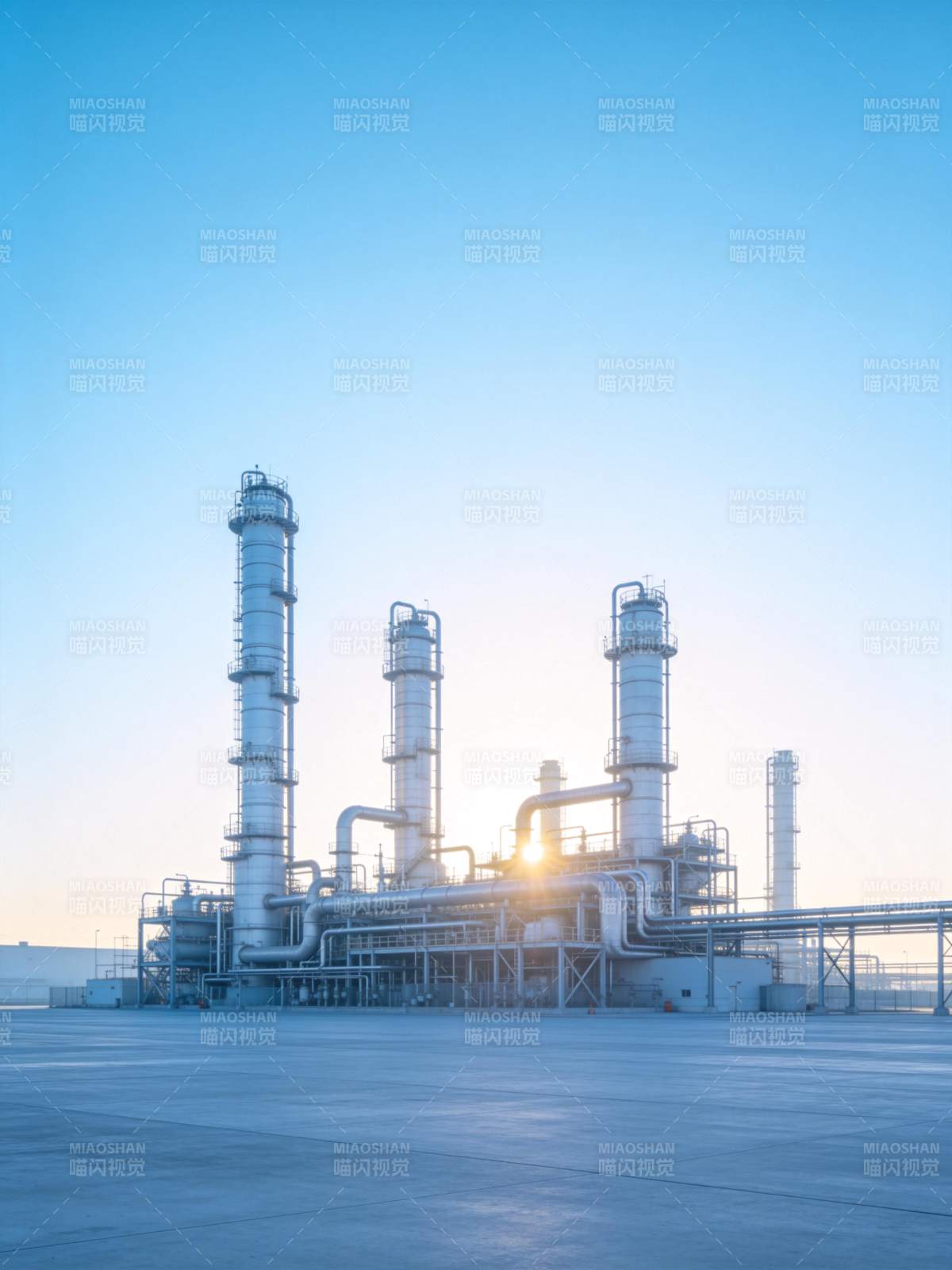 工业塔群晨光中图片