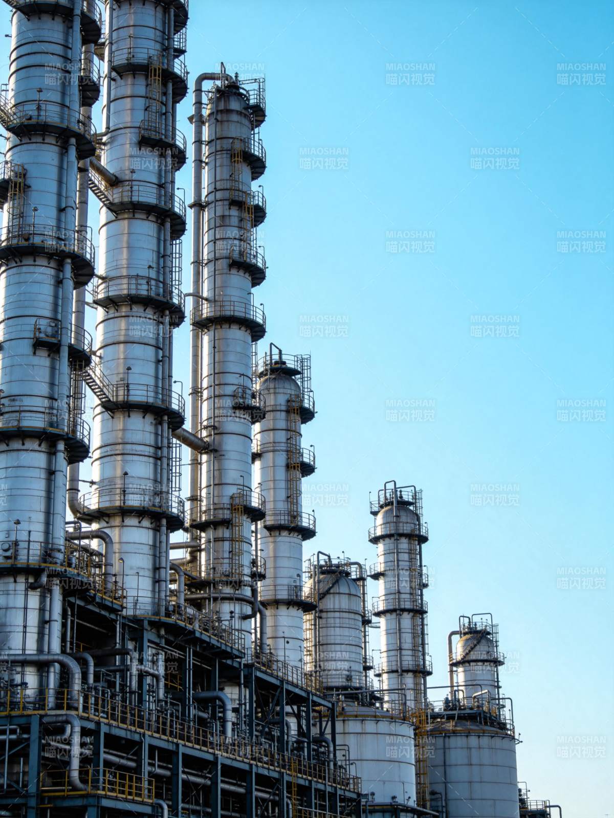 工业塔群蓝天映衬图片