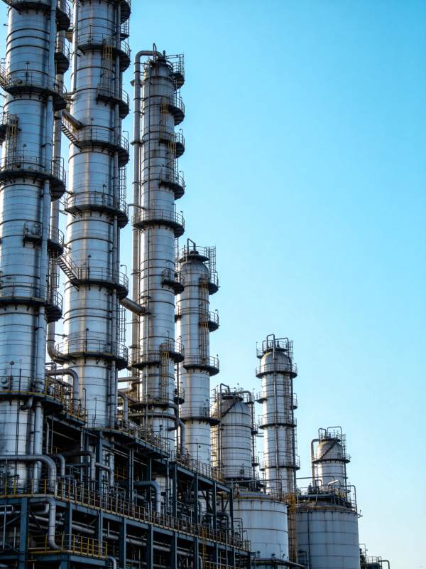 工业塔群蓝天映衬图片