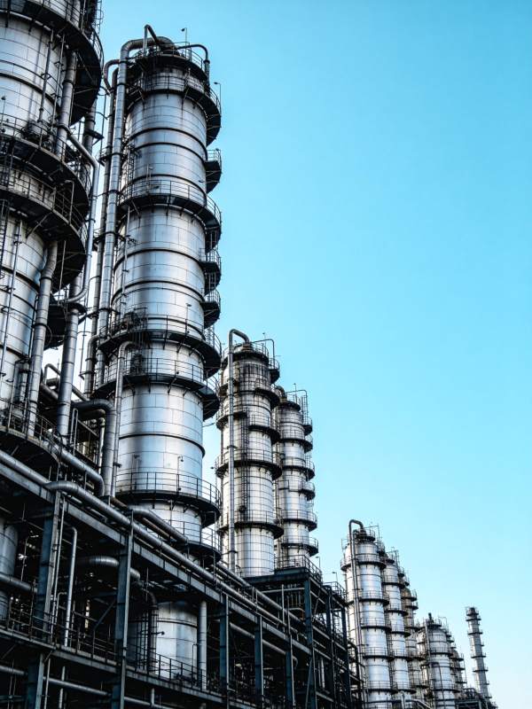 工业塔群仰望图图片