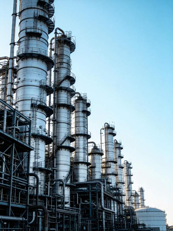 大型工业炼油厂高耸塔罐与管道结构群图片