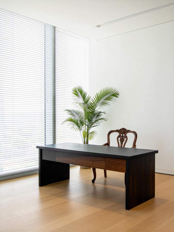 简约办公桌椅搭配绿植图片