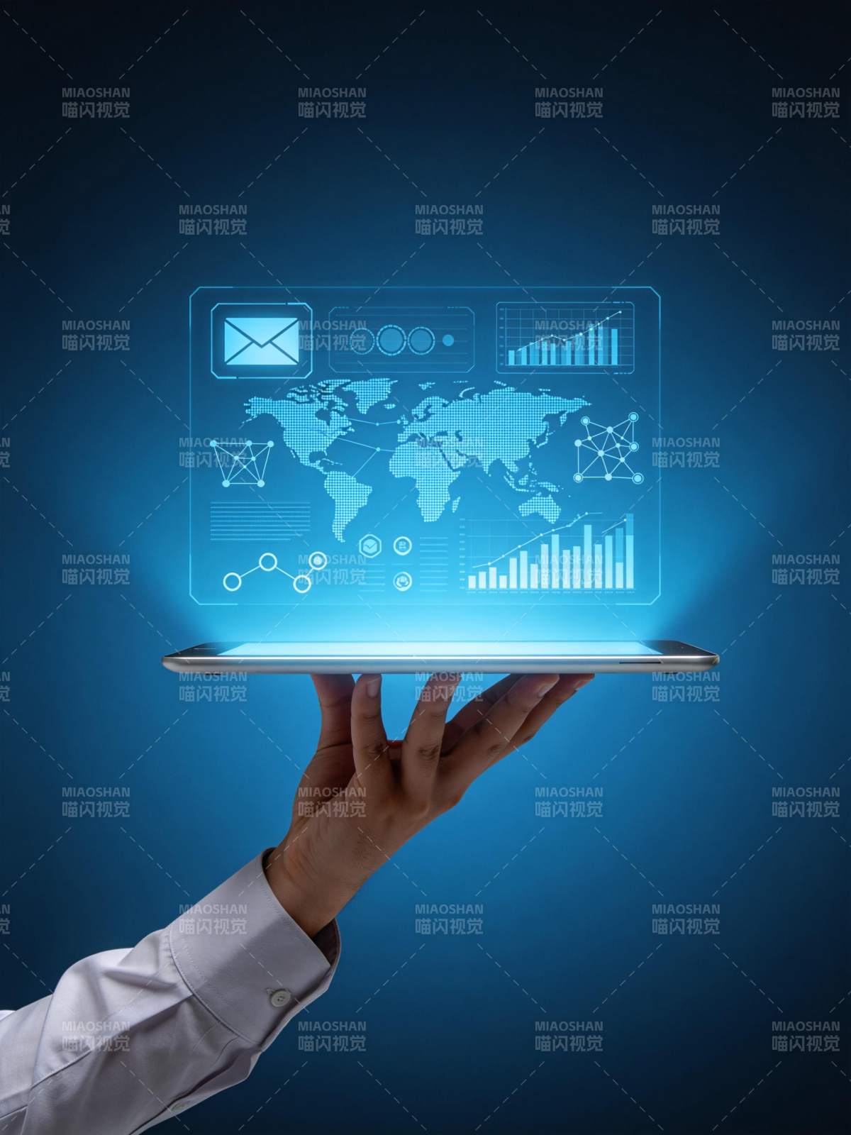 手持平板显示全球数据网络全息界面图片