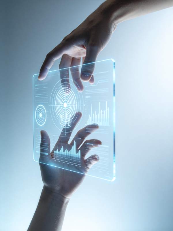 双手操作透明全息显示屏呈现数据图表图片