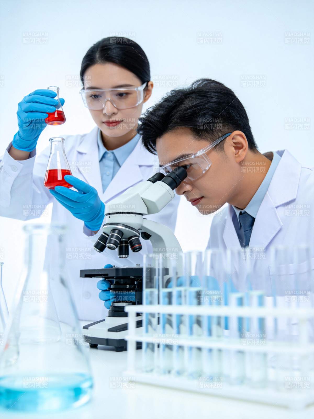 科研人员实验室工作图片