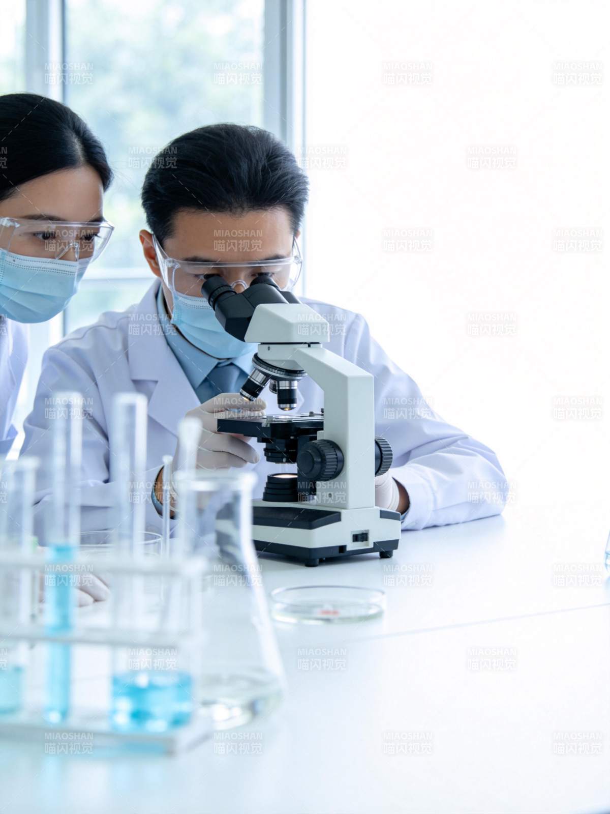 实验室科研人员工作图片