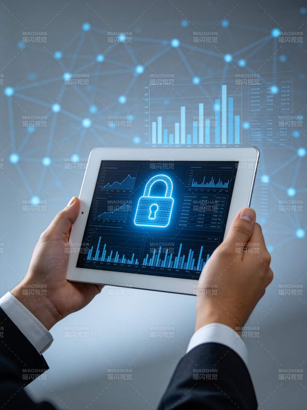手持平板显示数字锁与数据图表的网络安全场图片