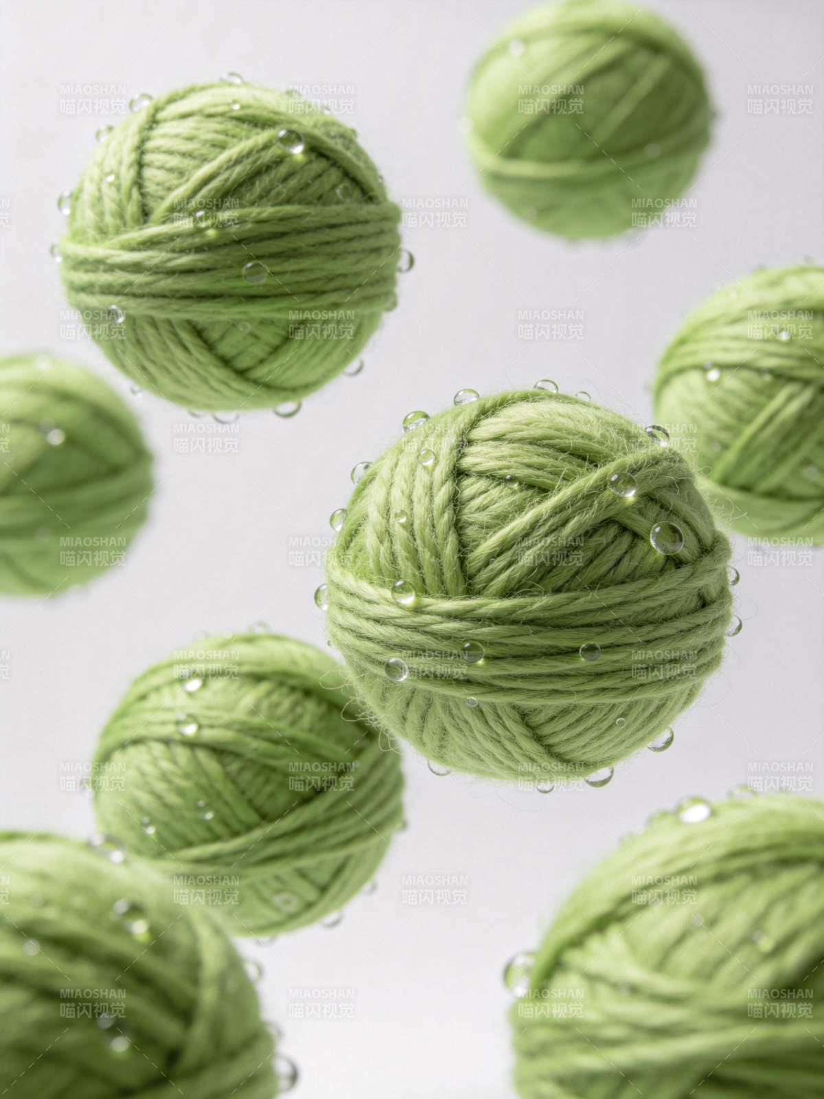 绿线球上的水珠图片