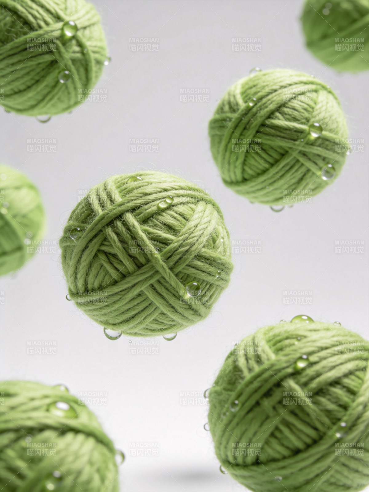绿色毛线球悬浮水中带水珠特写图片
