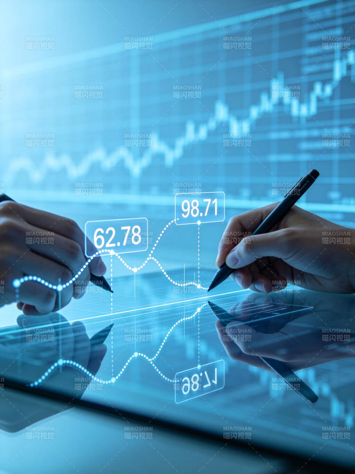 双手操作虚拟数据图表分析金融趋势图片