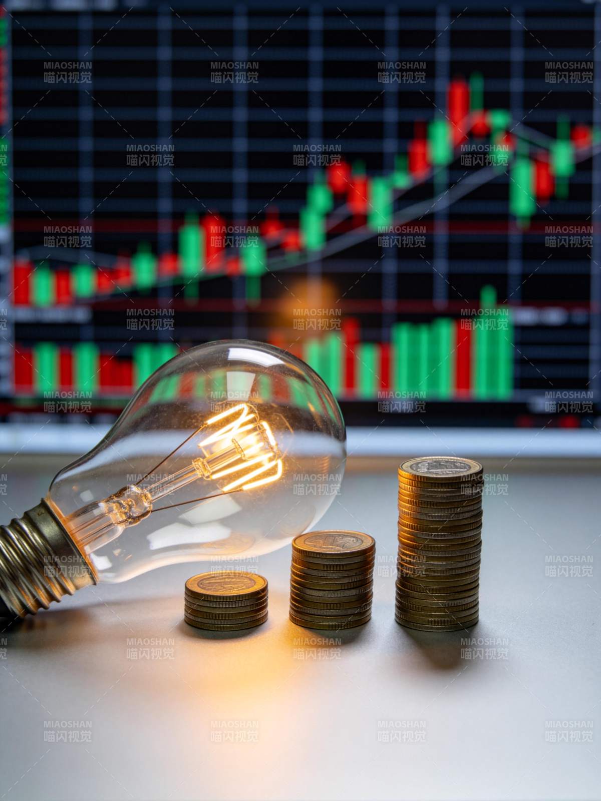 灯泡与金币前的股市图图片