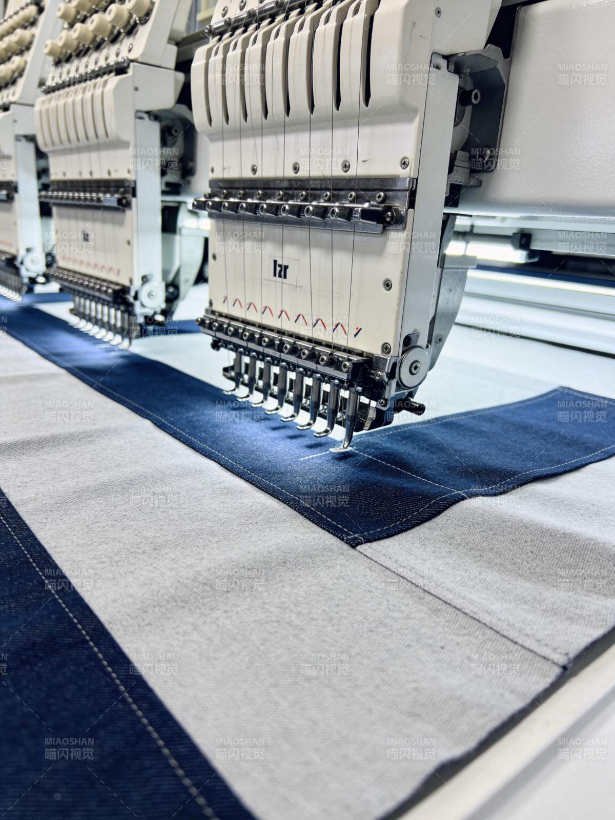 工业刺绣机作业中图片