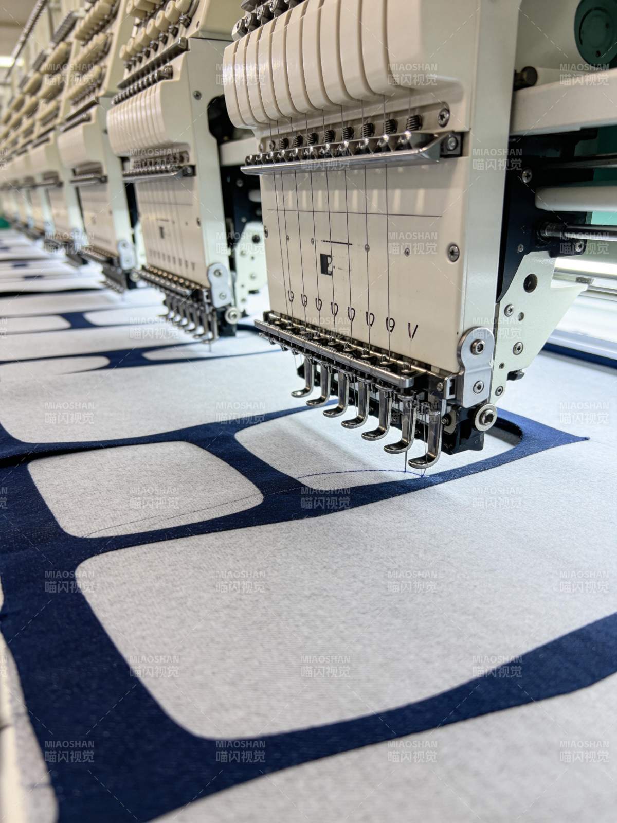精密刺绣机作业中图片