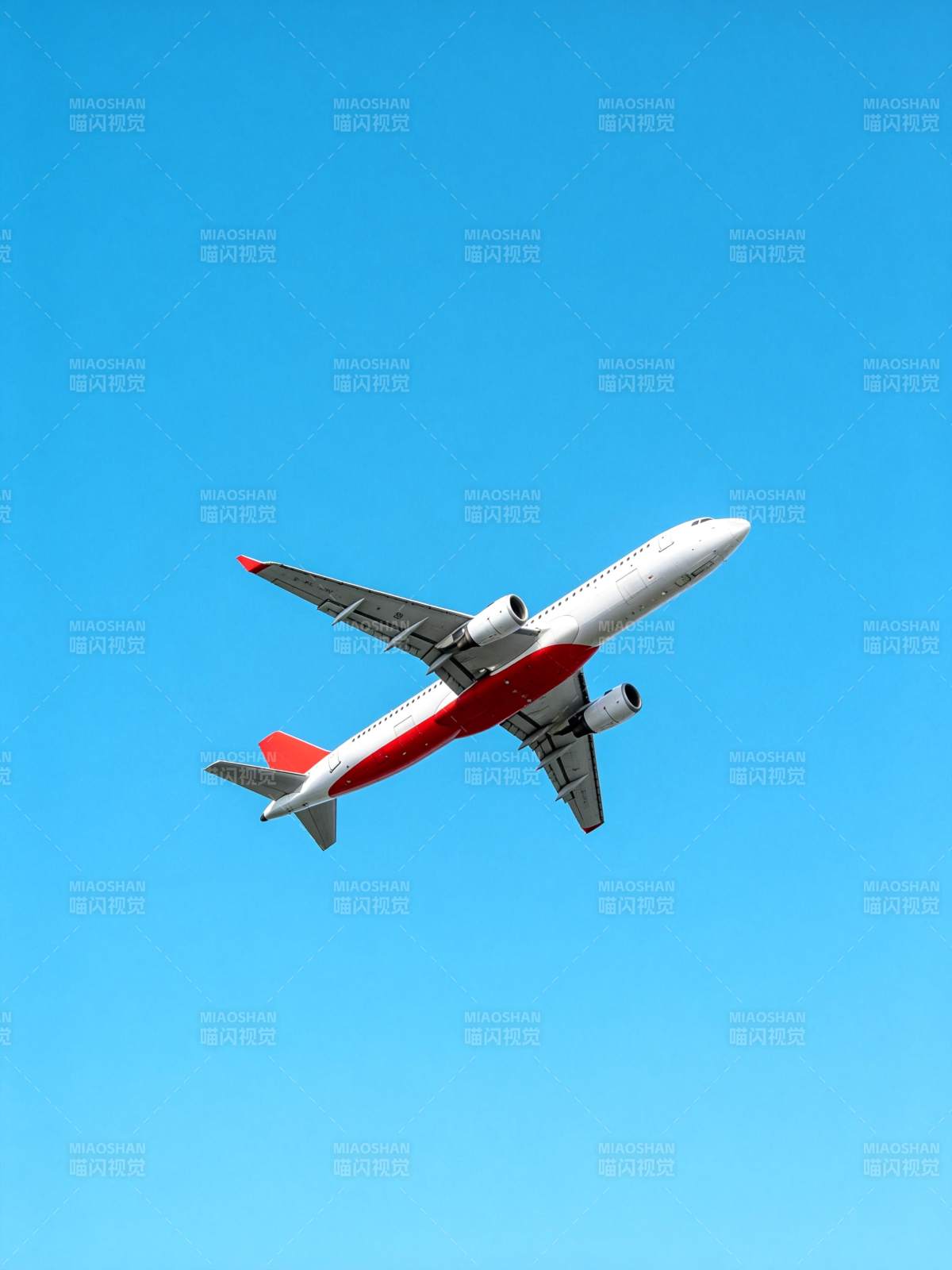 蓝天翱翔的客机图片