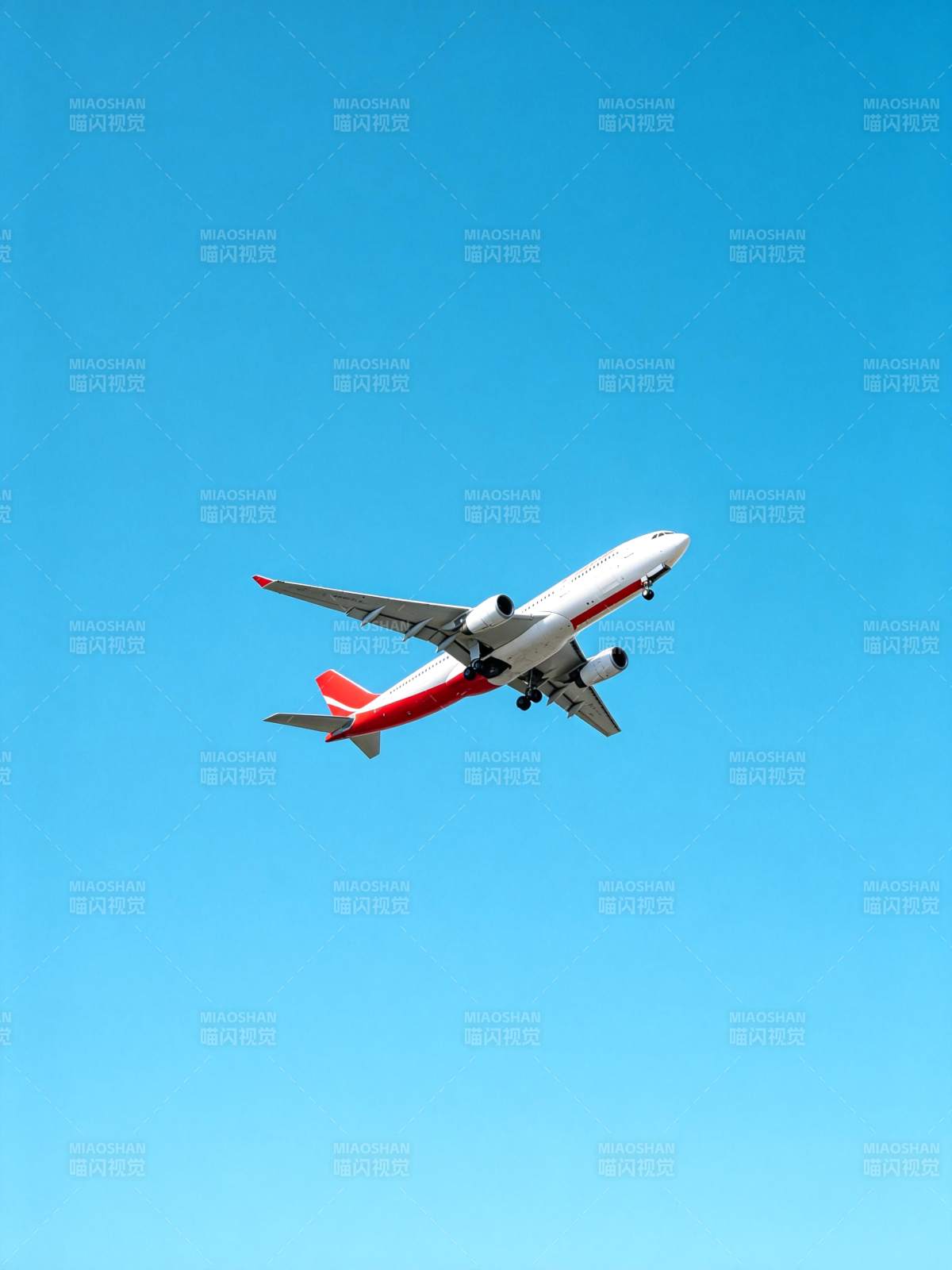 白色红尾客机在晴朗蓝天中飞行图片