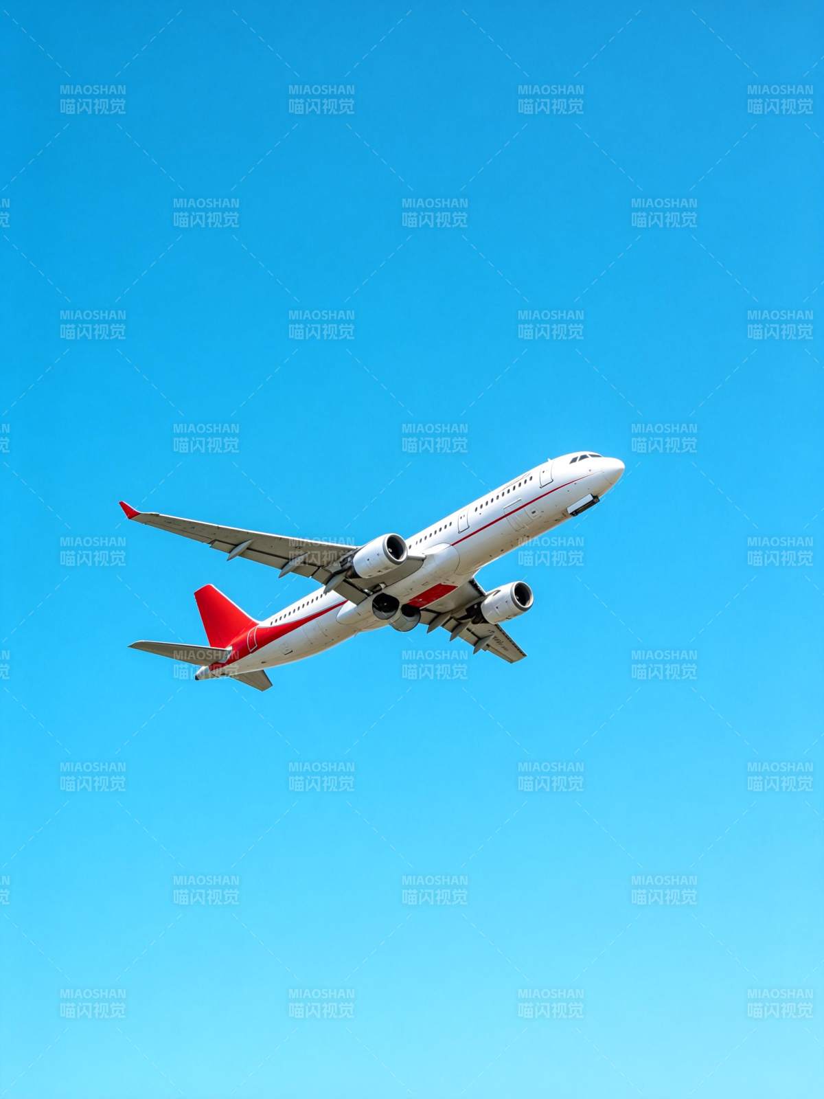 蓝天翱翔的客机图片