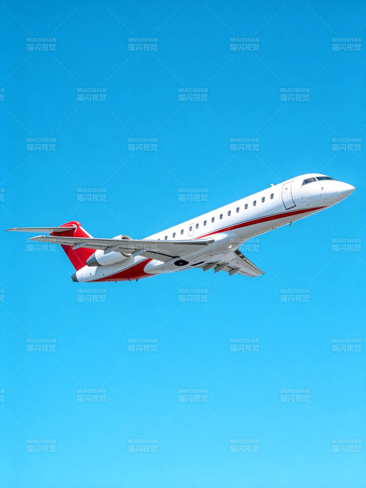 红白客机翱翔蓝天图片