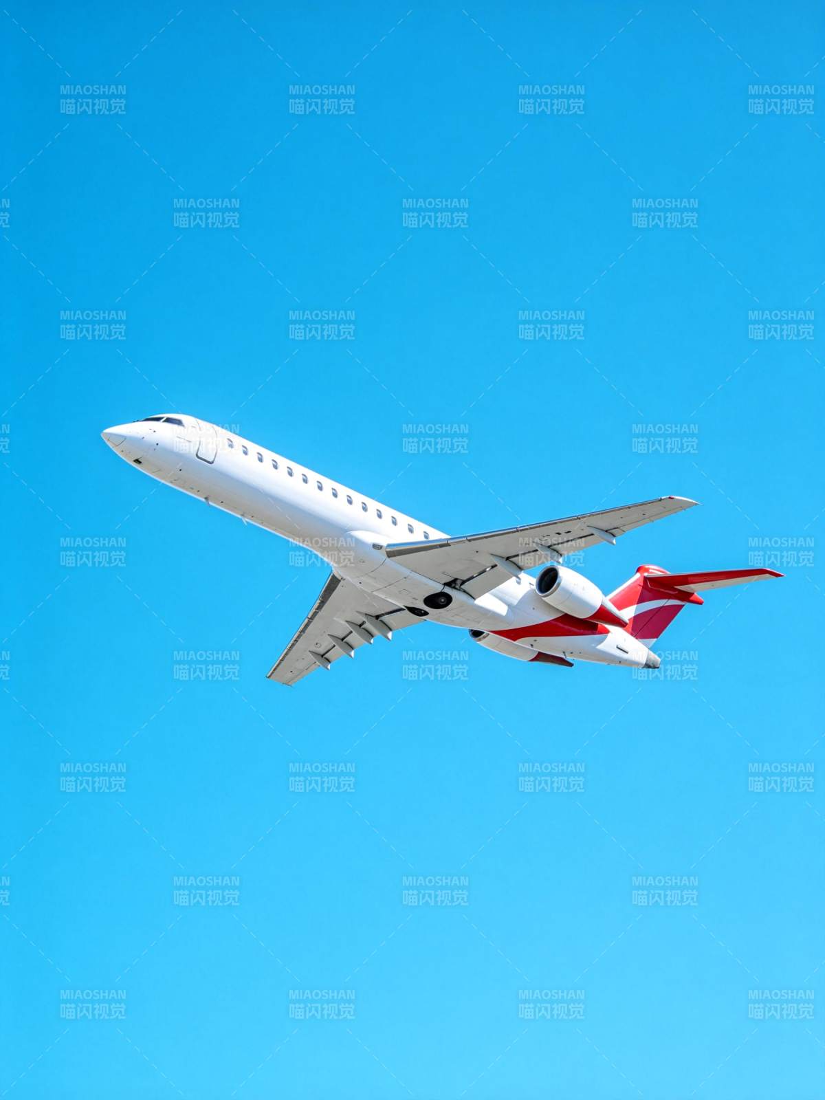 白色客机红尾翼蓝天中飞行姿态图片