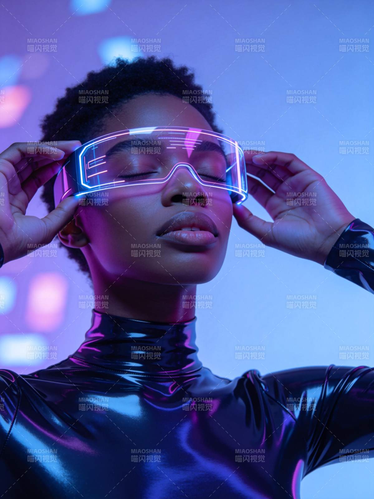 女性佩戴发光未来感智能眼镜特写图片