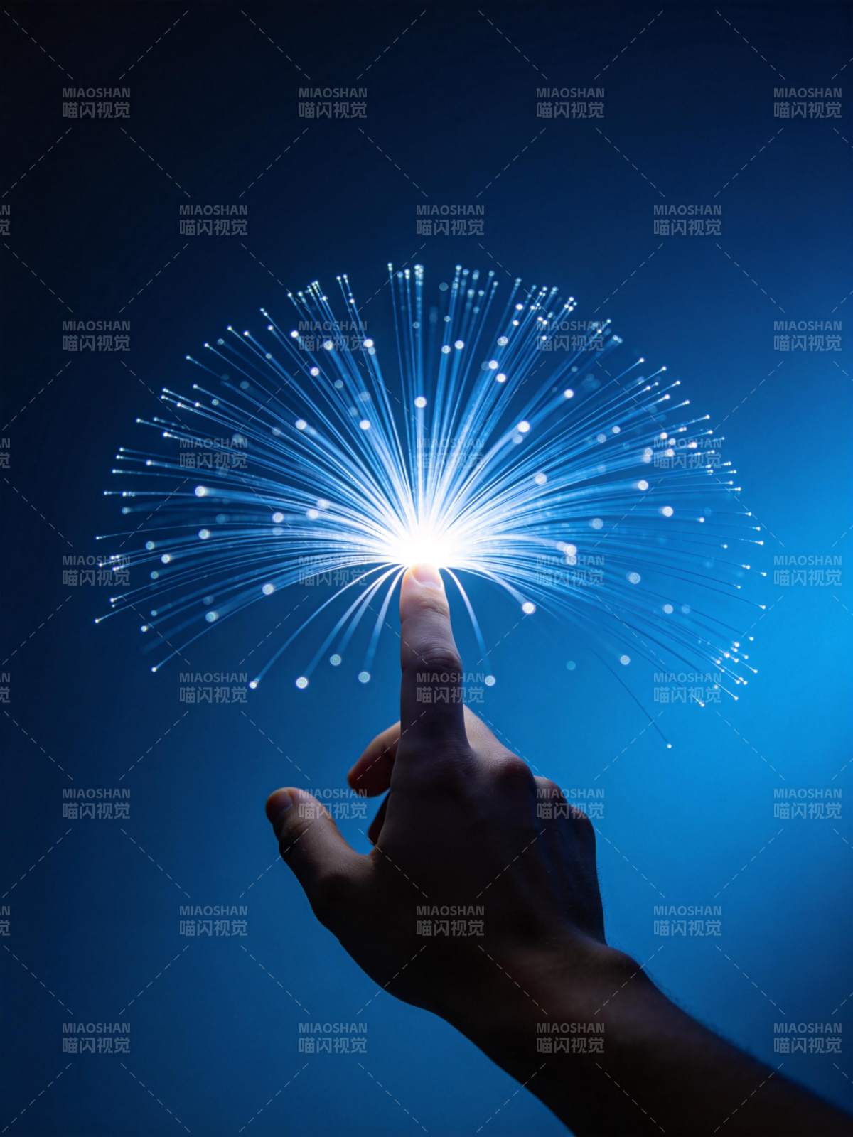 手指触碰发光光纤束形成光爆效果图片