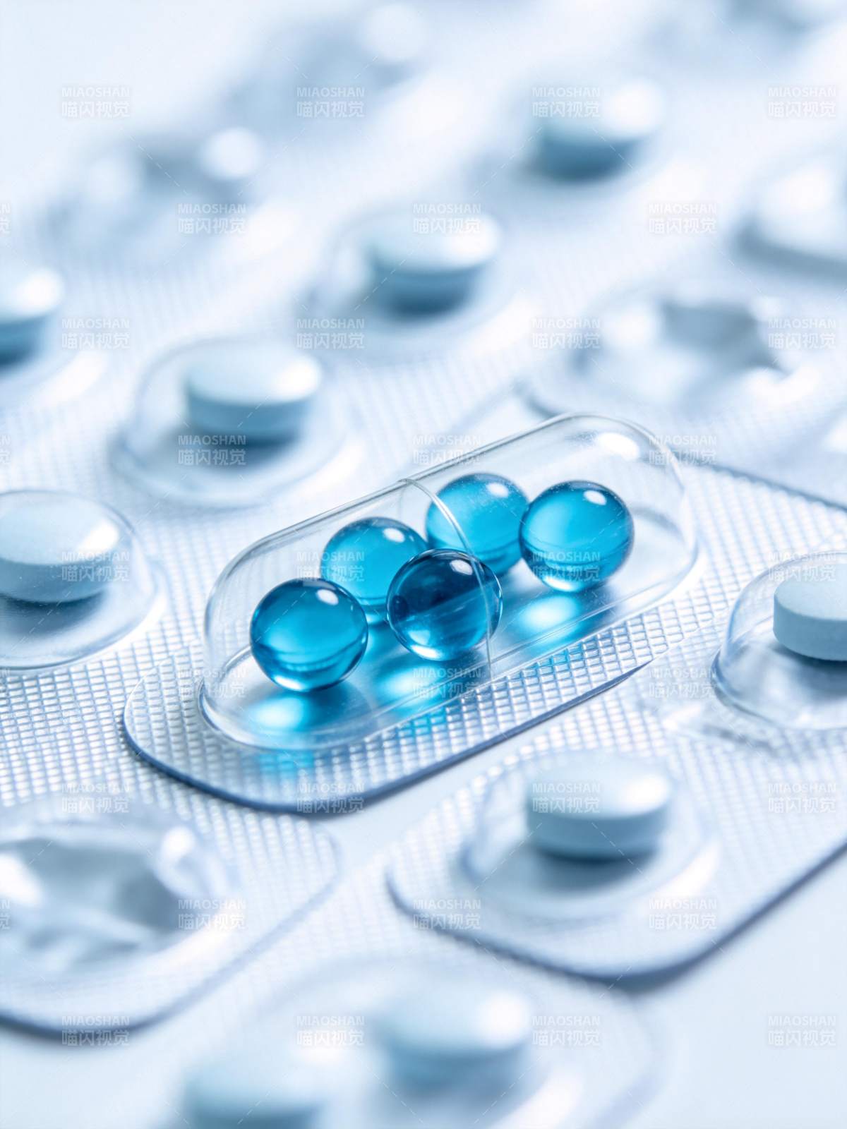 蓝色药丸特写图片