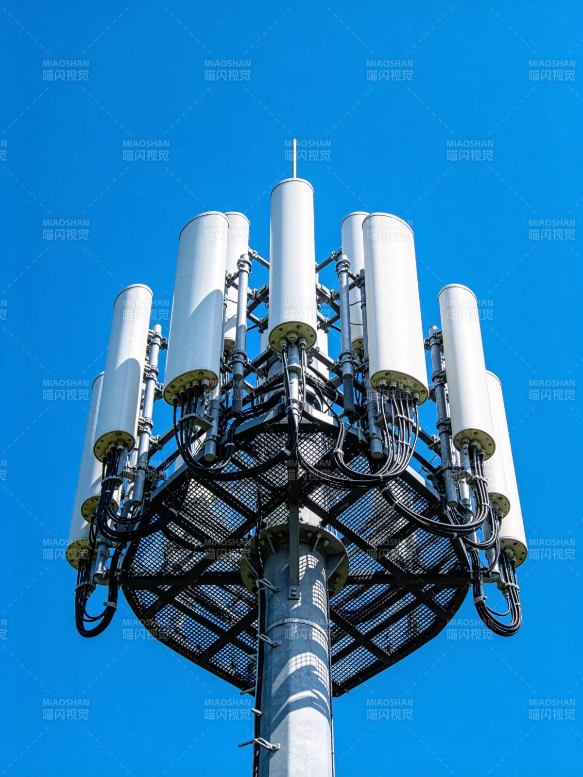 通信塔蓝天背景图片