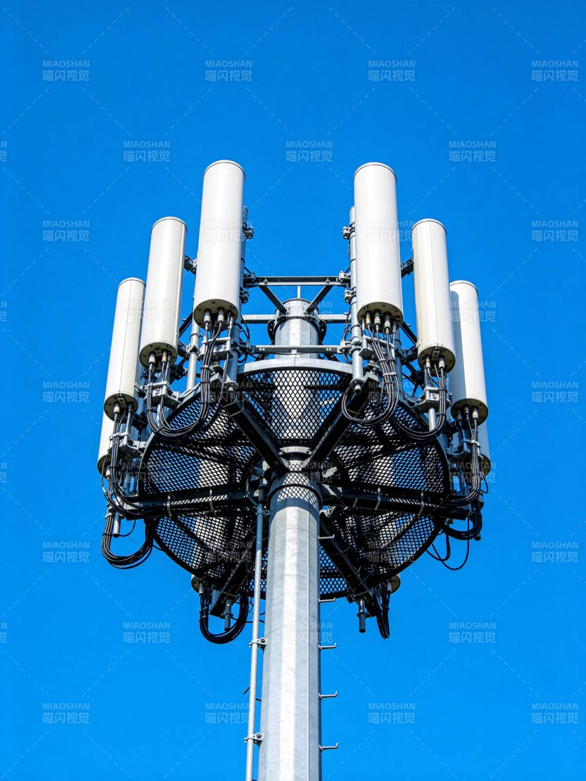 通信基站天线阵列仰视特写图片