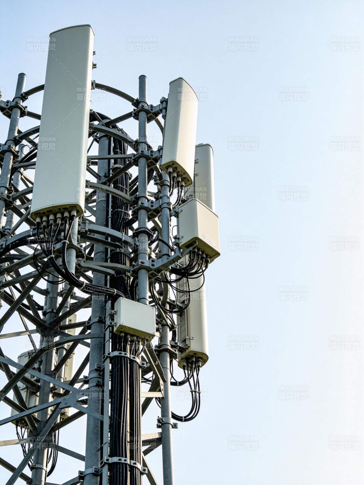 通信塔天线阵列图片