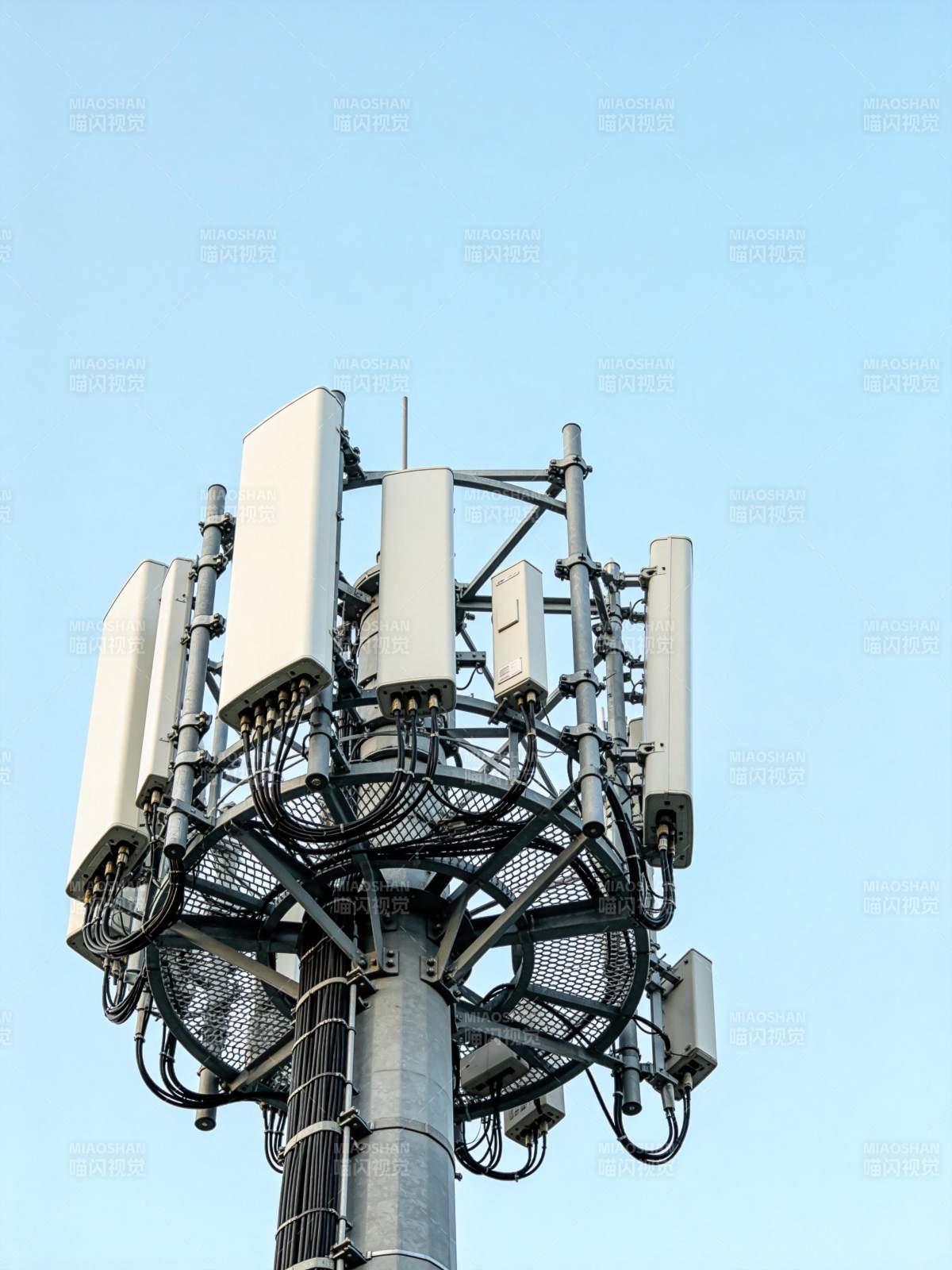 通信塔天线阵列图片