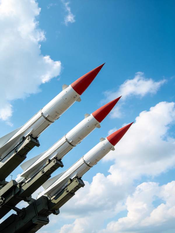 三枚导弹仰望蓝天图片