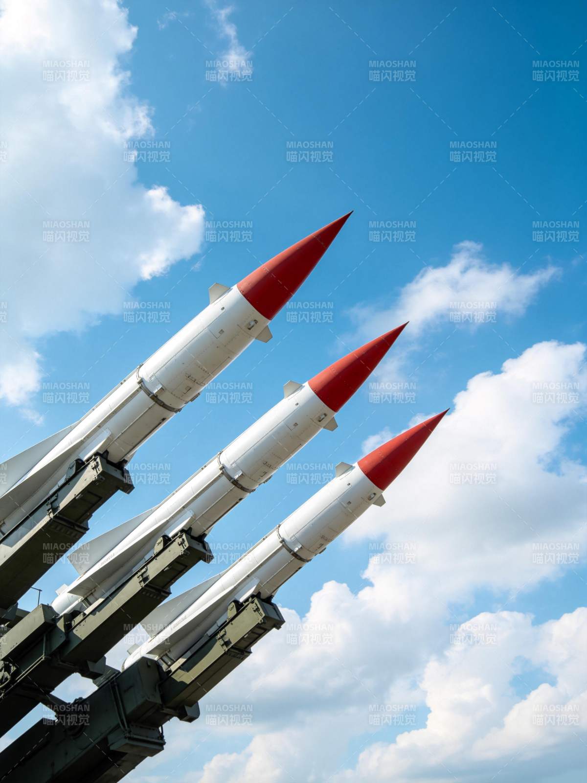三枚导弹仰望蓝天图片