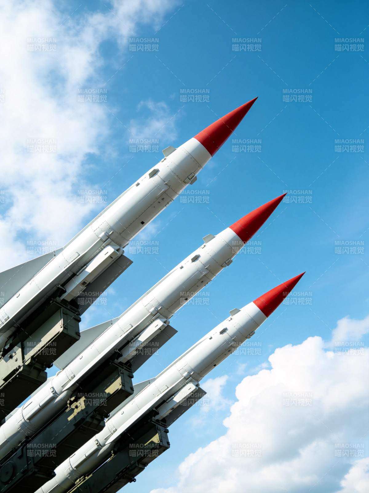 三枚导弹待发图片