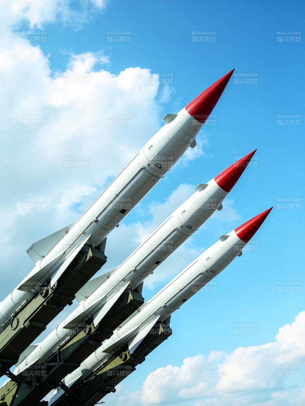 导弹列阵 直指苍穹图片