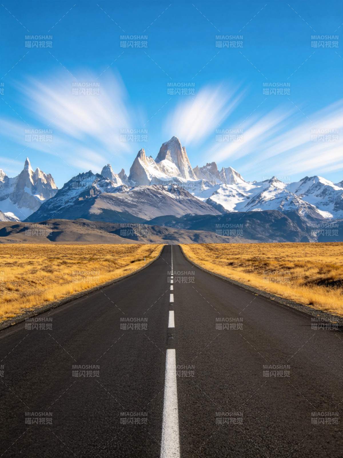 笔直公路通向雪山峰顶的壮丽自然景观图片