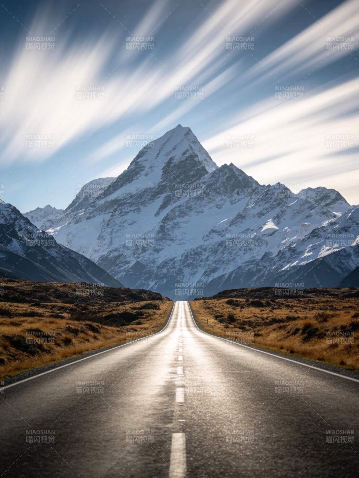 笔直公路通向雪山峰顶的壮丽自然景观图片